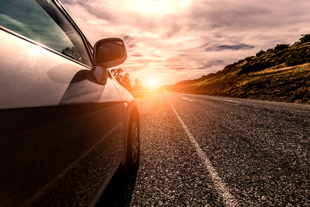 Conductor que se expone a una multa de tráfico por exceder el límite de velocidad. Conductor que se expone a una multa de tráfico por exceder el límite de velocidad.
