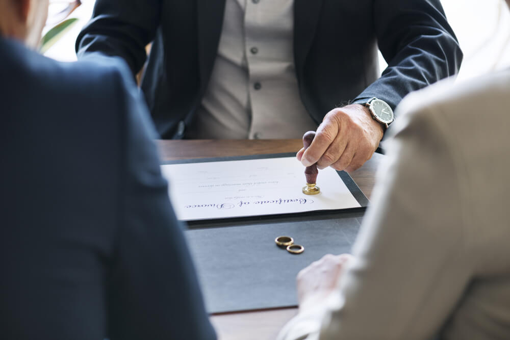 Abogado estampa un sello en el convenio regulador de la demanda de divorcio contencioso.