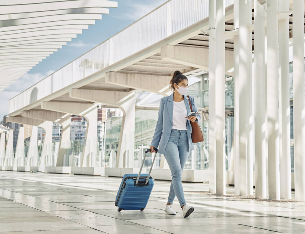 Chica joven portando una maleta en el aeropuerto. Chica joven portando una maleta en el aeropuerto.