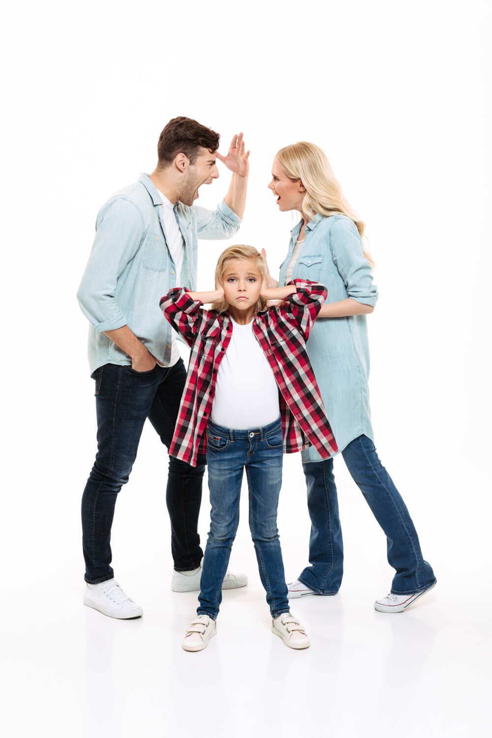 Padres discutiendo mientras la hija se tapa los oídos.