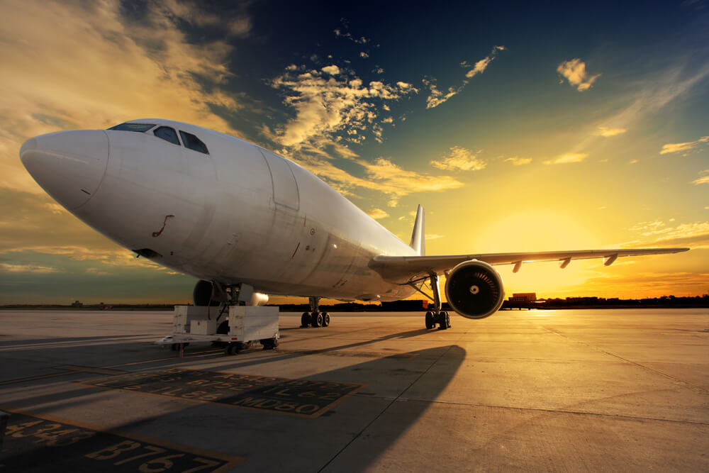 Avión en la pista de aterrizaje al ocaso